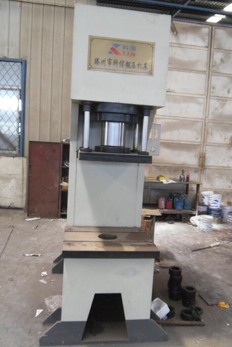 200噸單柱液壓機(帶上工作臺型) 200噸單柱液壓機(帶上工作臺型)